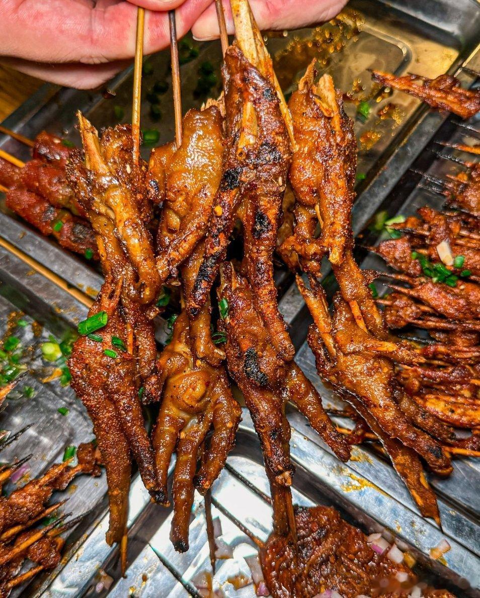 别找了已经沦陷在重庆最好吃的炭火烧烤里鲜肉小串：眉毛肉现串，炭火烤得焦香，肥瘦相