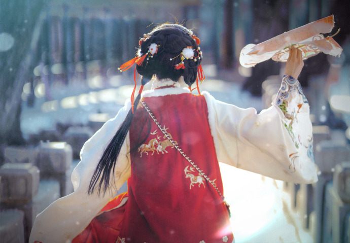 吴宣仪问有属于自己的花路吗，这简单的话语，是她在舞台之路上的内心独白，一路历经风