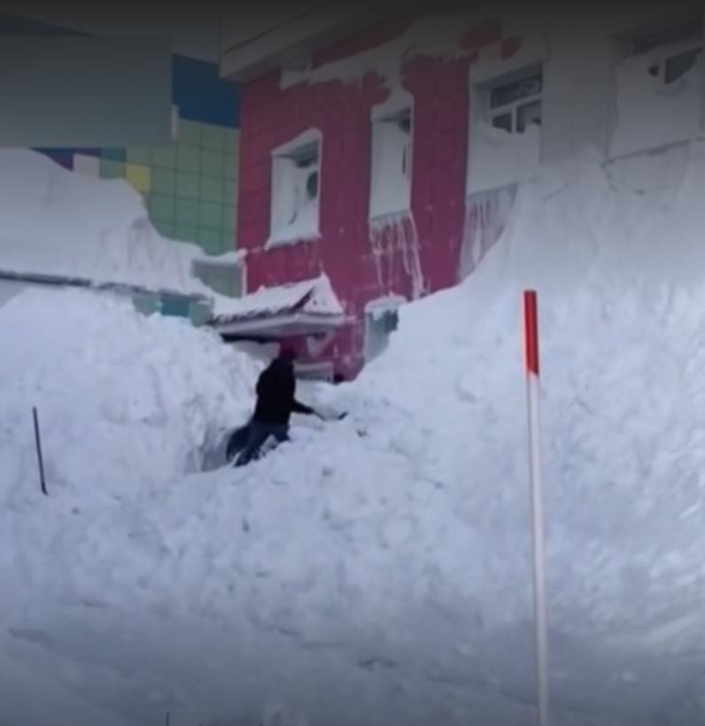 俄罗斯远东地区遭遇暴雪侵袭，延时摄影清晰记录下积雪疯狂堆积的全过程。车辆被厚雪彻