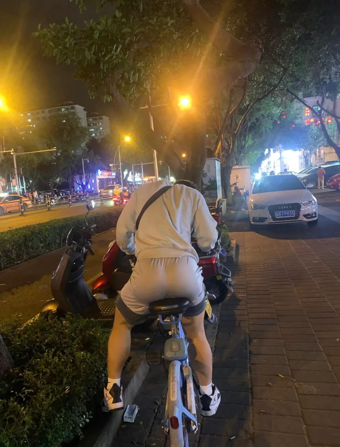 天气转凉了，我依然爱好骑行，年轻人应该学会坚持，那样才终有收获