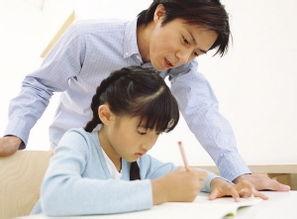 陪孩子写作业的家长有多难陪写作业的本质，是家长与孩子共同经历的"成长阵痛"。正如