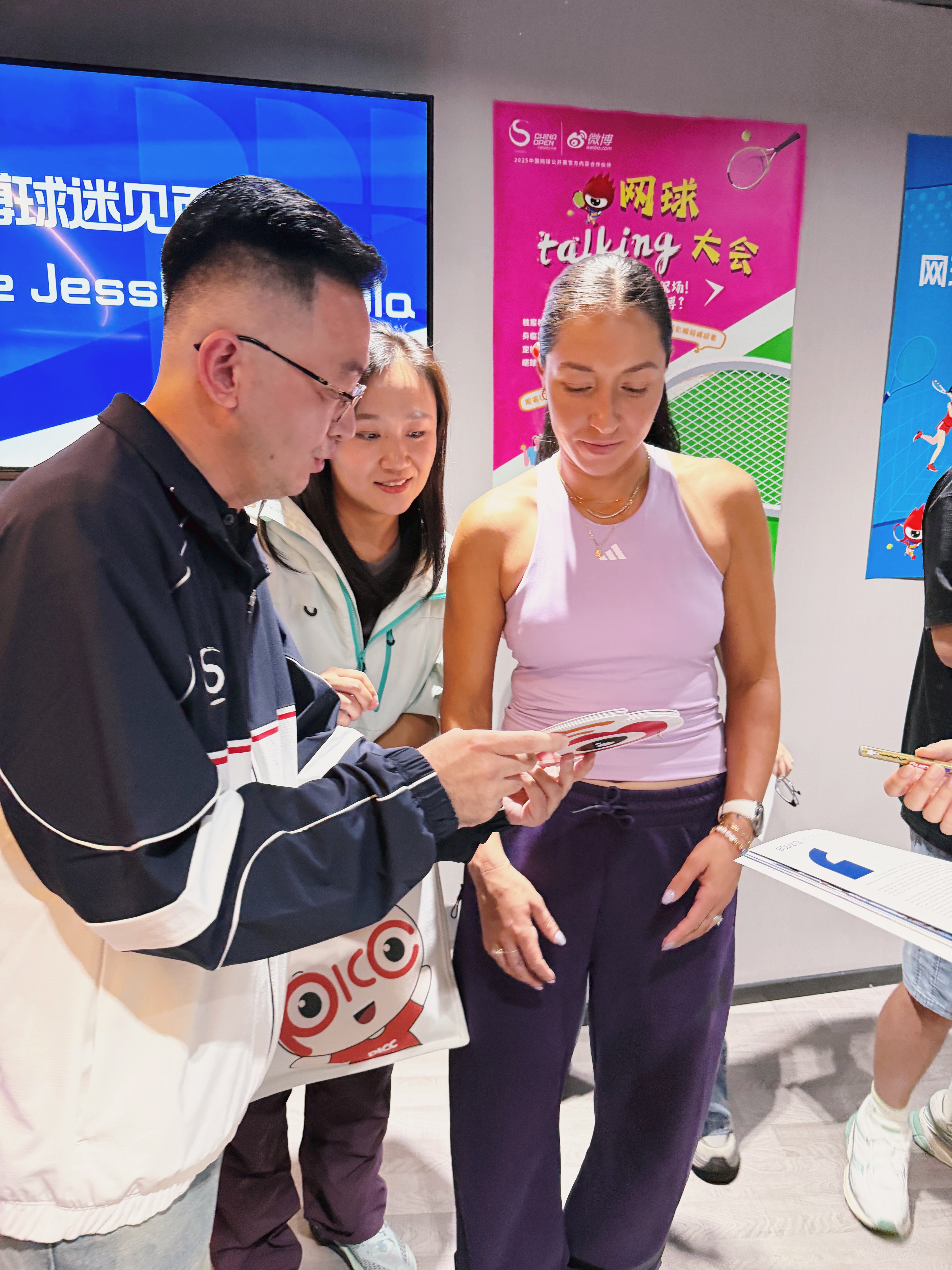 刚刚主持完佩古拉的球迷见面会，太欢乐了[笑cry]佩姐说最喜欢的Top 3中餐：