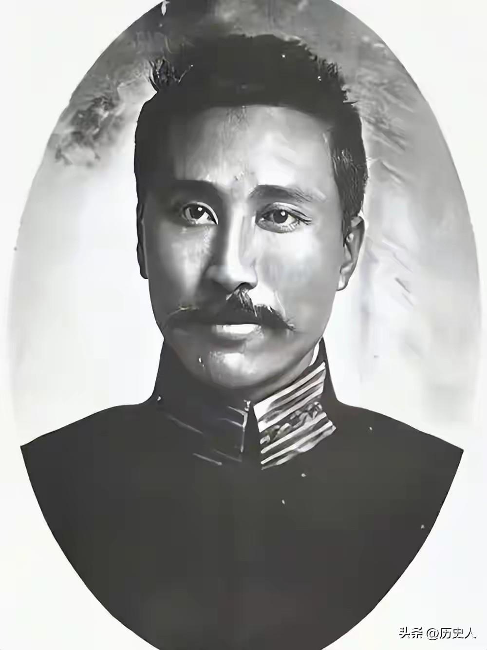 1933年9月22日，香港，一个55岁的男人死了。家人翻遍全屋，连一副薄皮棺材都