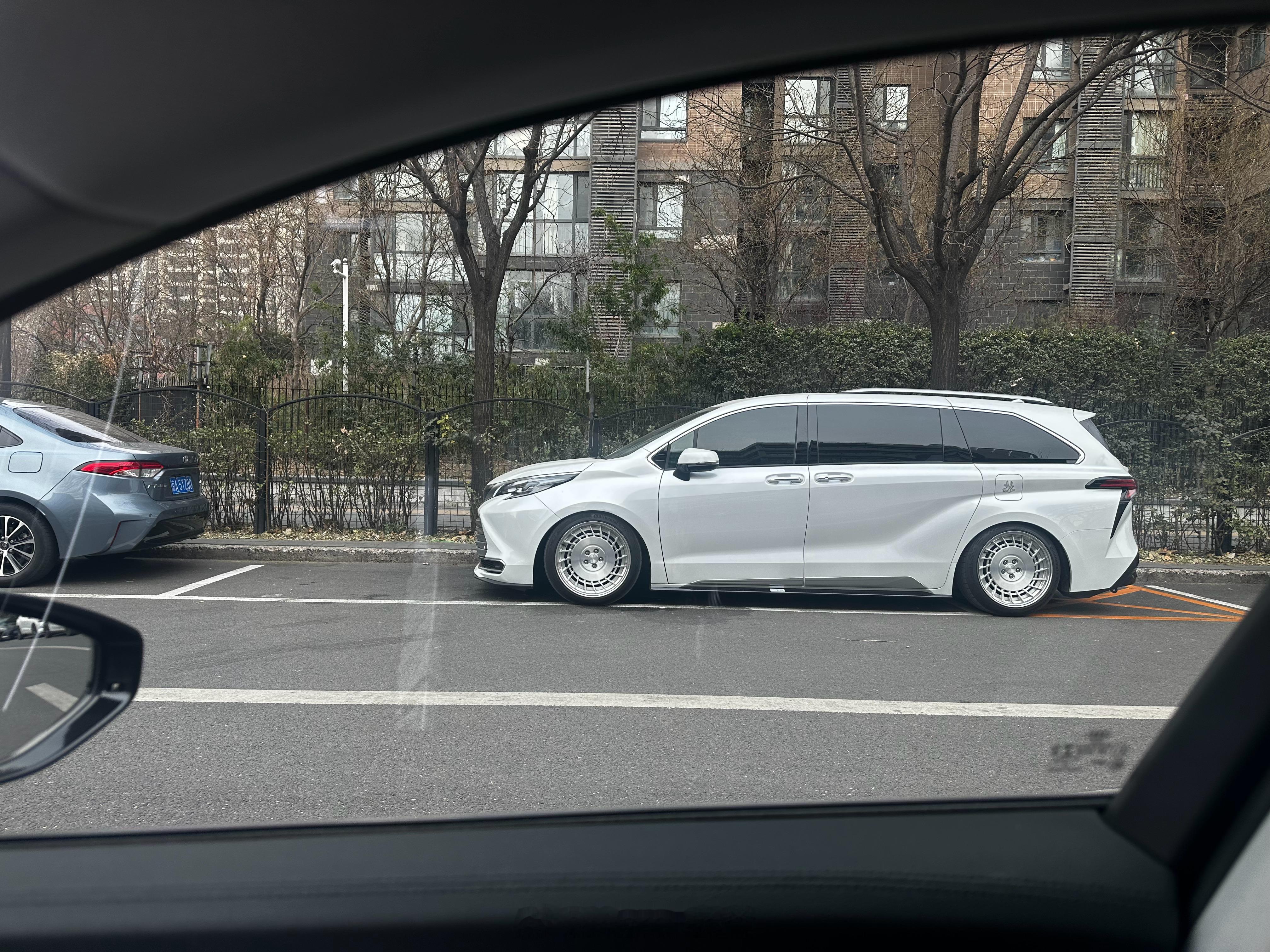 路边见到一帅车