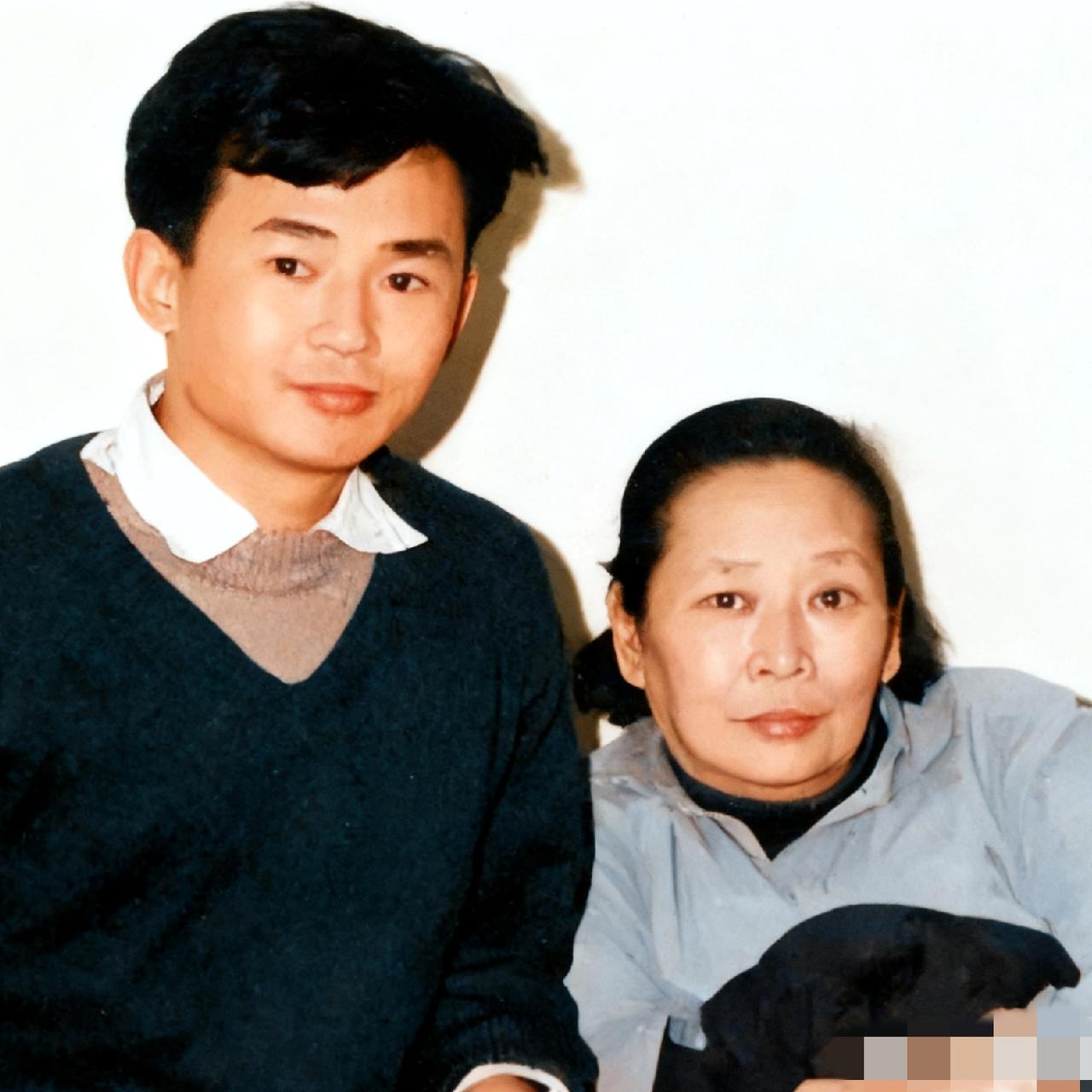 她是“黄埔校花”曾宪植——前夫是元帅，儿子亦成长为少将，人生履历格外传奇。这一张