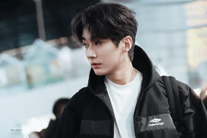 刘学义米兰时装周首封首次登米兰时装周封面就这么稳！气质干净高级，时尚表现力满分