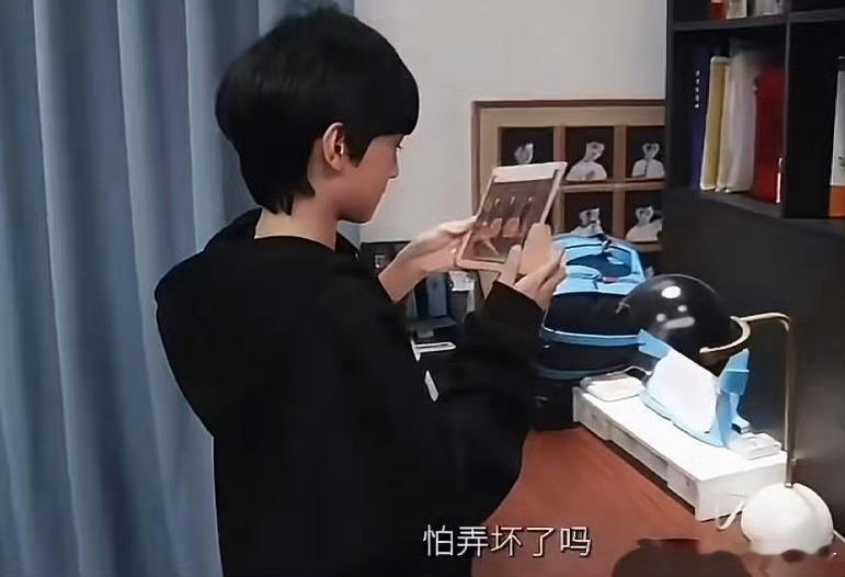 李飞把TFBOYS签名照放保险柜祖师爷地位 