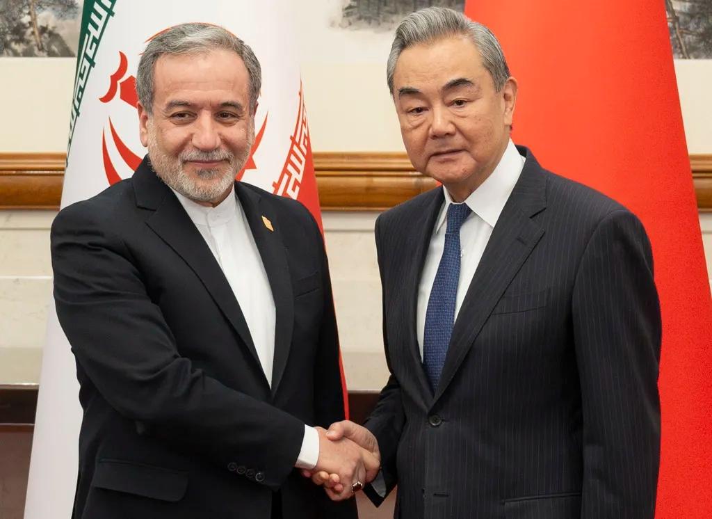 国际局势再传重磅信号！伊朗外长专程访华，会谈后特意用中文公开发声，直白表态伊方完