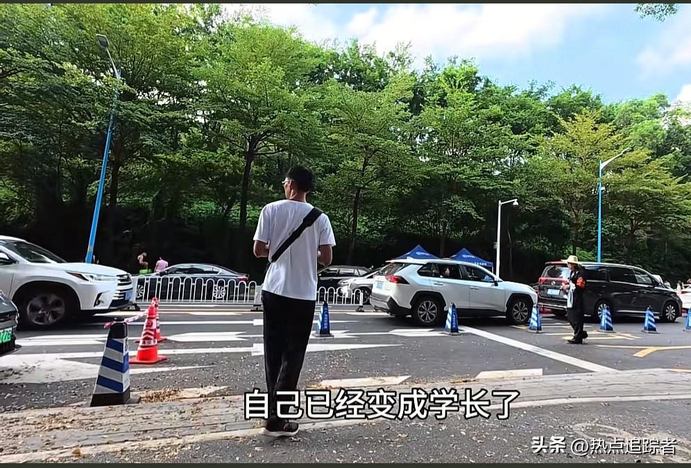 傍晚时分，唐尚珺更新了视频，分享自己迎接新生的经历。见到学弟，他不禁感慨，时光过