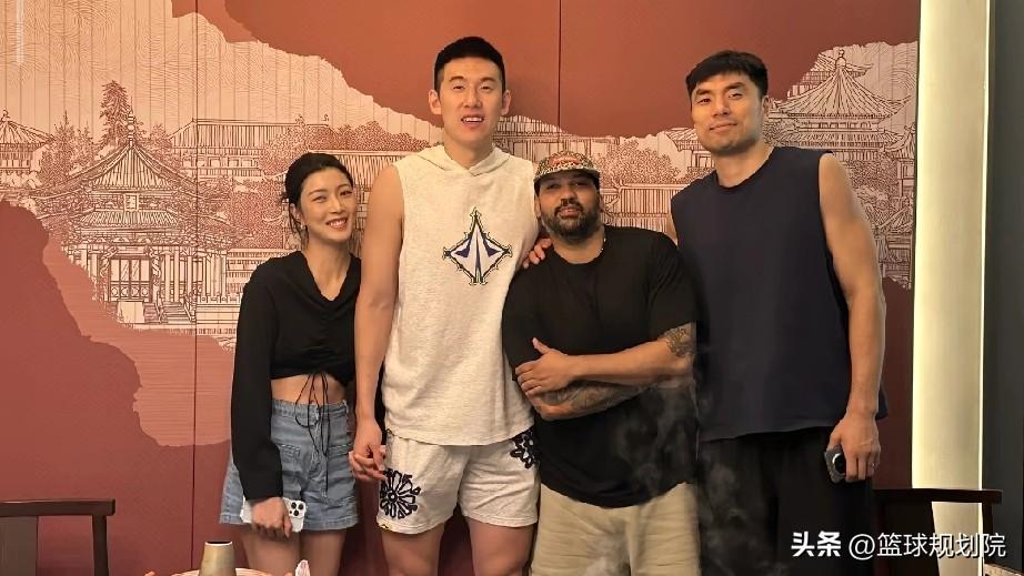 前辽篮训练师华莱士和付豪、李晓旭共进晚餐！

前辽篮训练师华莱士此前是宣布离开辽
