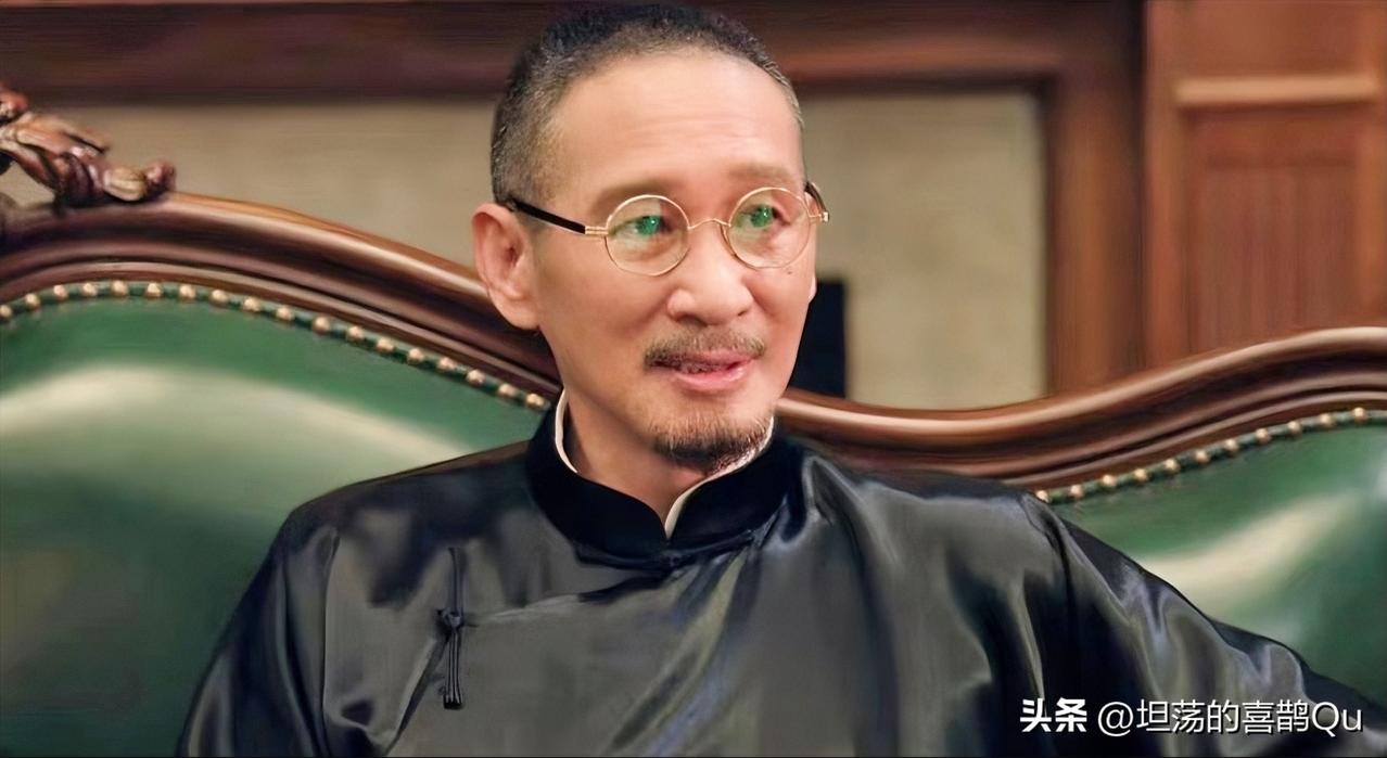 新月饭店背后的人，尹老板的意思就是这个人是有一层又一层的皮的，你不会知道他具体在