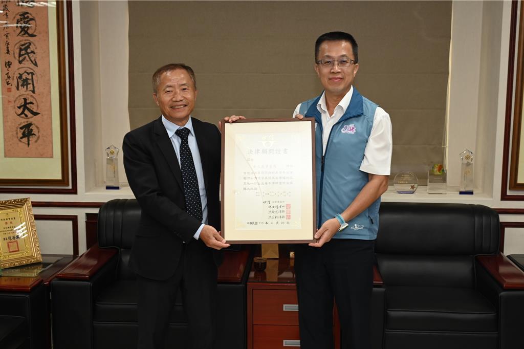 双“煌”奇缘！近日，彰化县警局聘请资深律师陈世煌担任法律顾问，而凑巧的是，彰化县