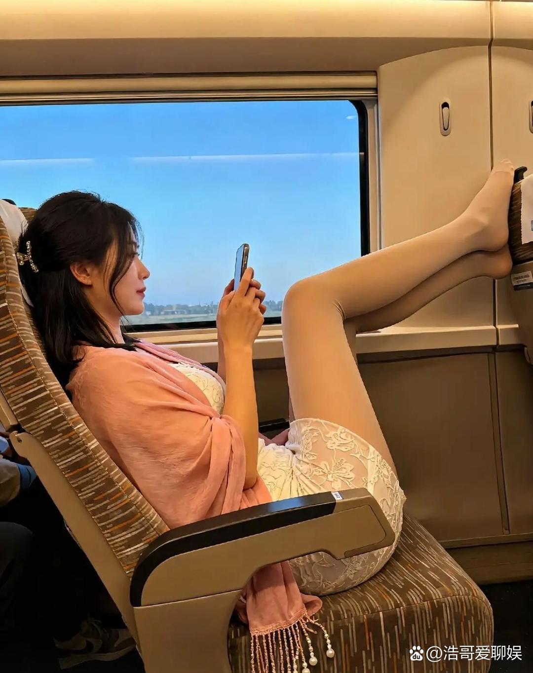 今天刷到这张坐高铁的图，我瞬间想起上次自己遇到的同款事，直接给我整无语了😓 