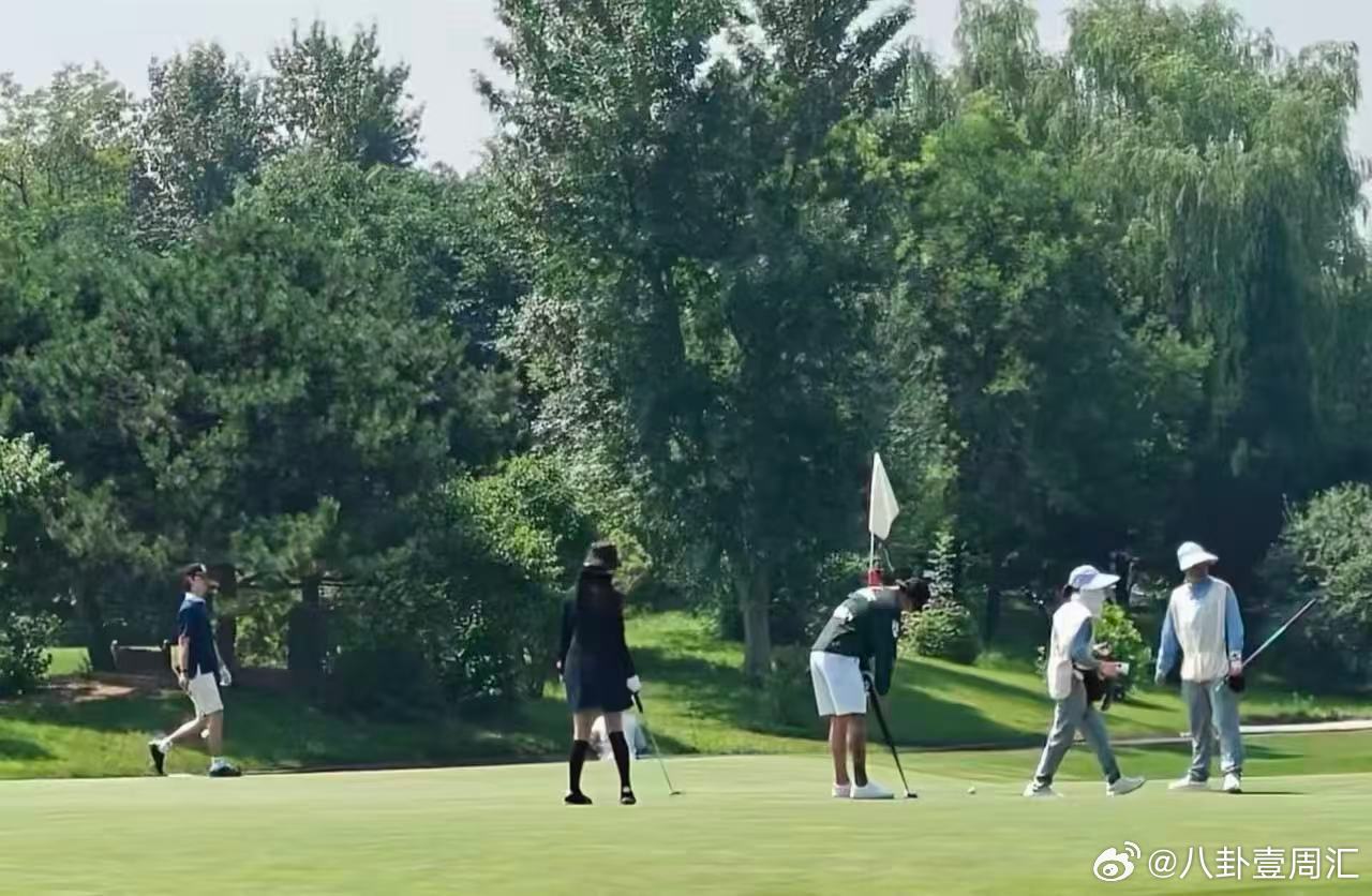 王一博韩庚在北京打高尔夫王一博韩庚在北京打高尔夫！北京偶遇王一博韩庚打高尔夫