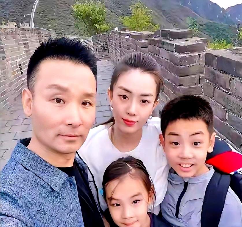 别光盯着明星脸看了，这对夫妻才是真让人眼前一亮。
知名歌唱家刘和刚的妻子，年轻时