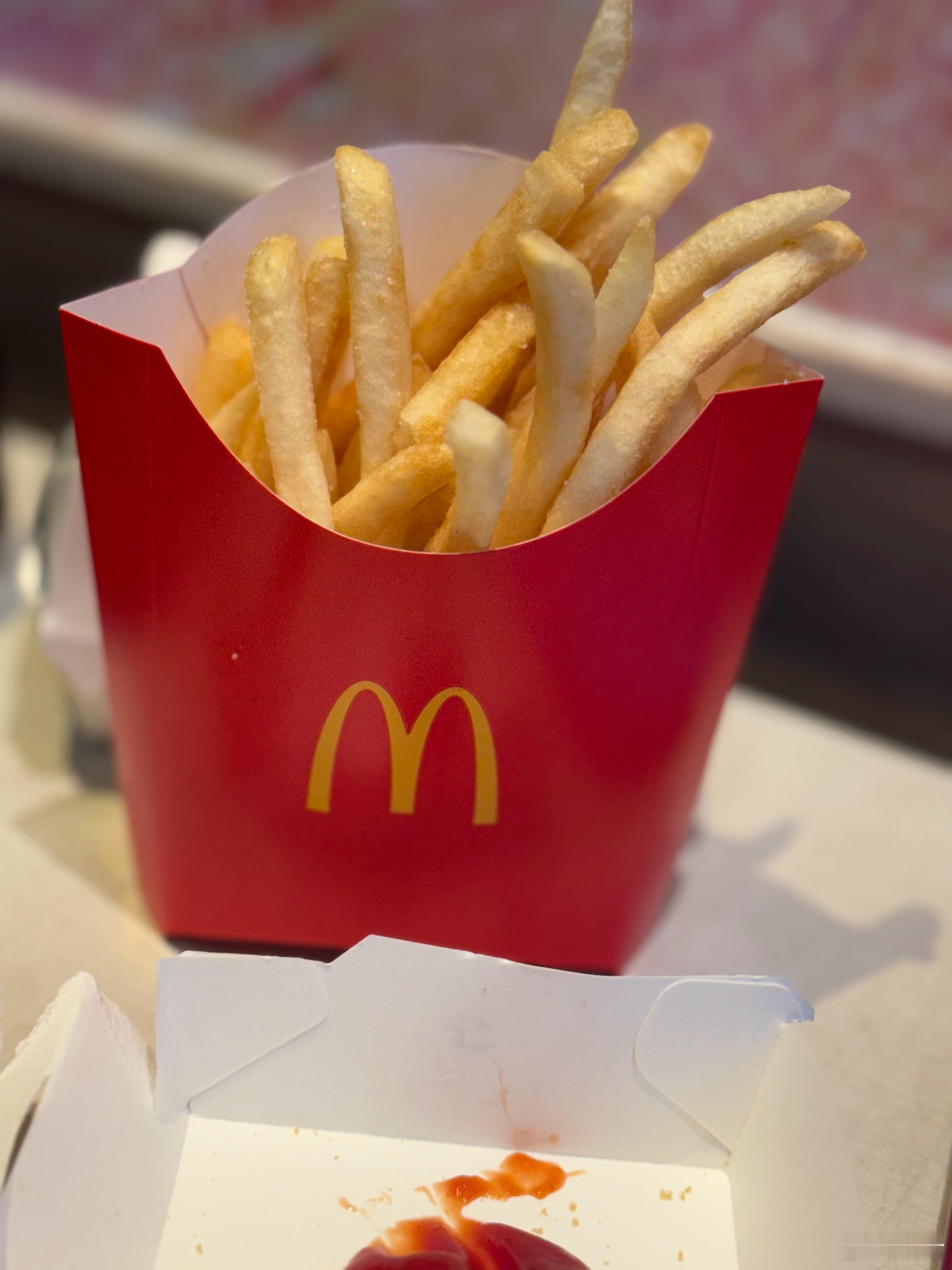 在高铁站吨吨了两大杯雪碧、吃了一个汉堡和一份薯条最近都是高热量，因为压力大蛋糕、