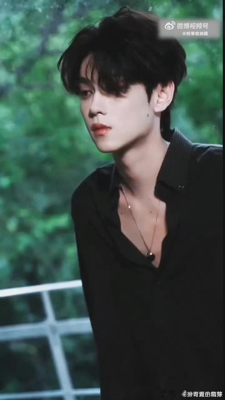 田栩宁妆造daddy开口baby190+身高的田栩宁，宽肩小头大长腿，黑西装搭红