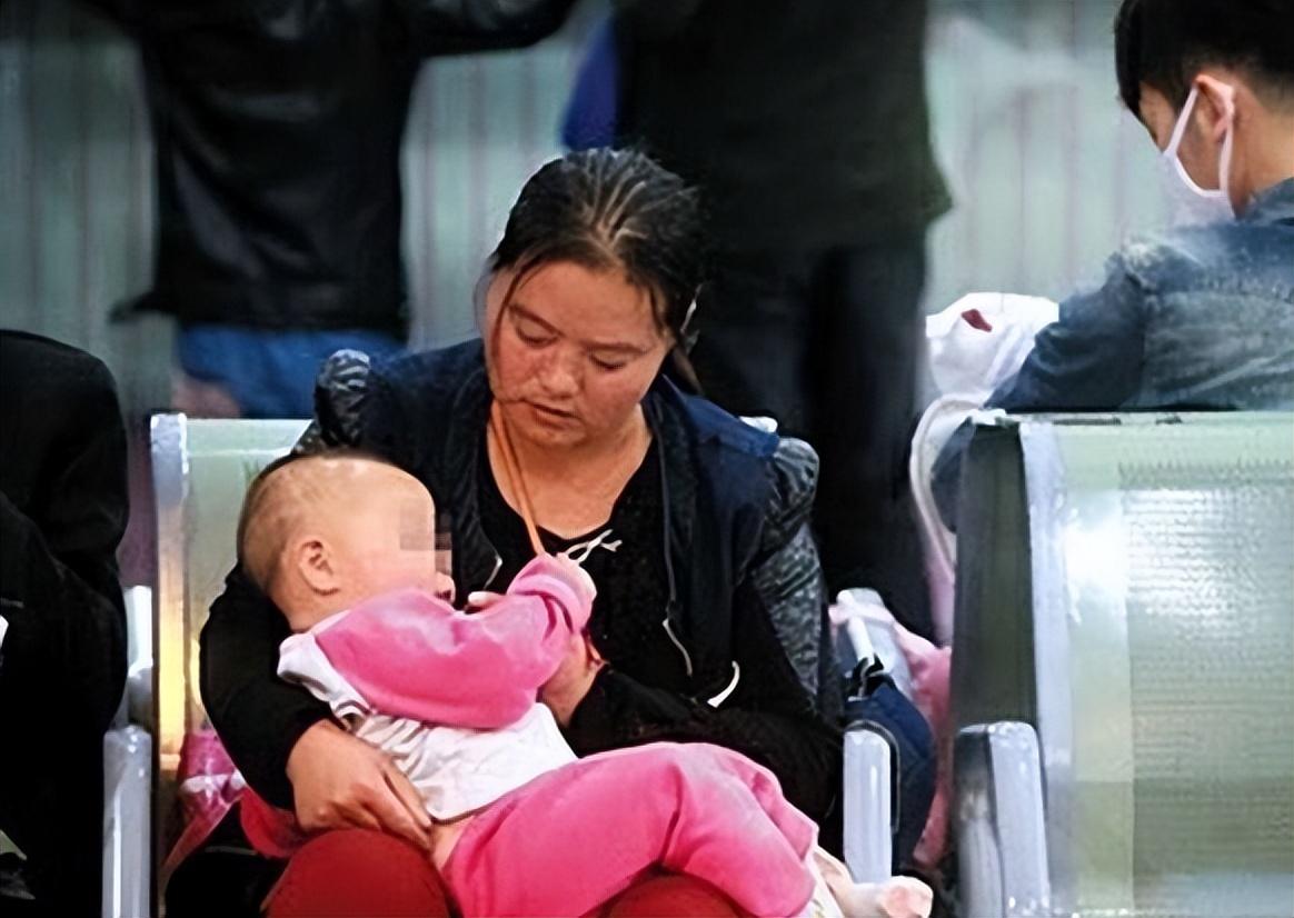 最毒妇人心！山东一宝妈为10个月女婴洗澡，发现身上有一根钢针，到医院检查，体内藏