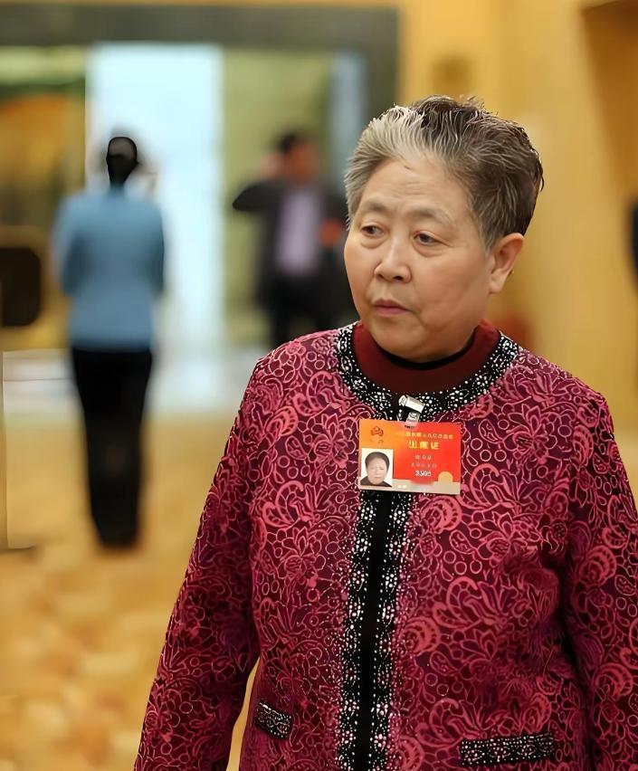 2018年，记者问老干妈的创始人陶华碧，老干妈为什么一直用这家玻璃厂的玻璃瓶，是