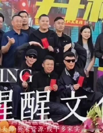 刘宇宁孙红雷比心 刘宇宁孙红雷《铁证》开机，老熟人一起比心~刘宇宁孙红雷开机比心