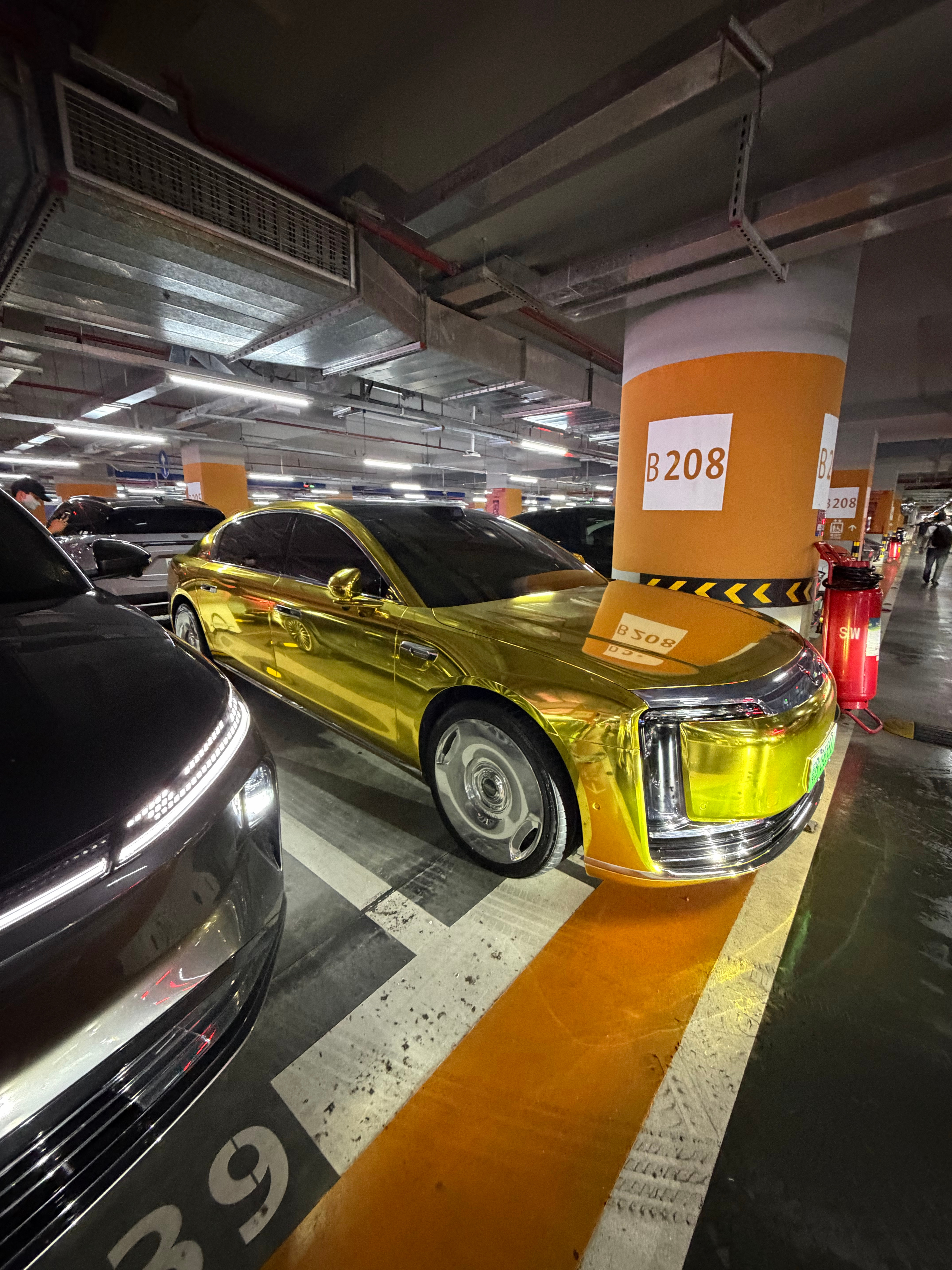 车展停车场路遇一台纯金的尊界S800，这感觉你们觉得咋样 深圳