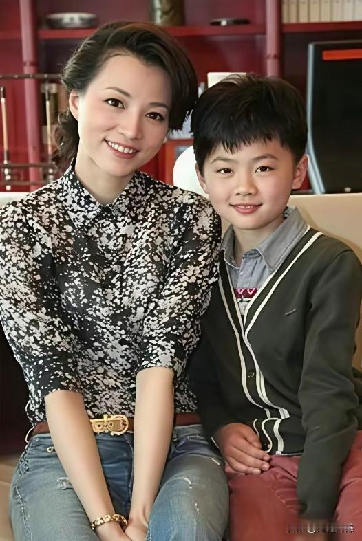 董卿在中国诗词大会上的表现，是可圈可点的，气质优雅，文化底蕴厚重，主持风格雅俗共