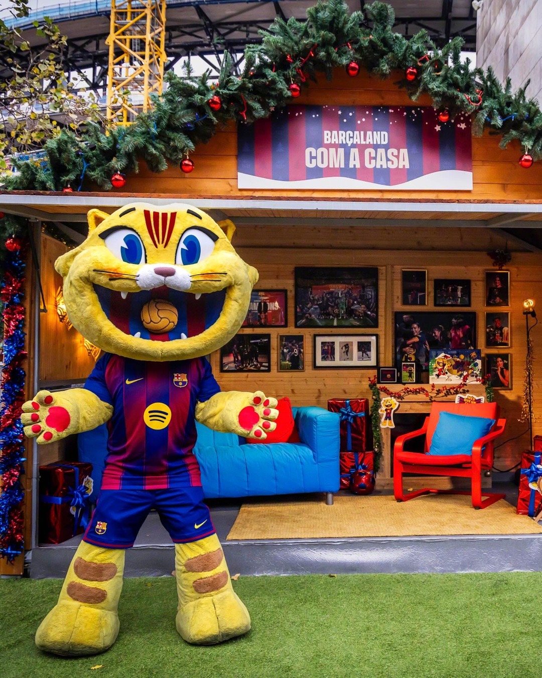 🏟️咪咪的圣诞小屋已准备完毕！🐾等待人来踩踩，和小猫分享圣诞礼物🎁巴萨  