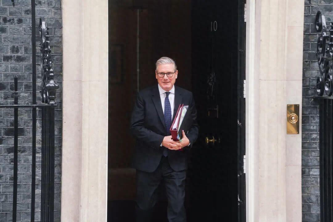 路透社19日报道，英国首相斯塔默公开表态称，即便工党内部有人发起领导权挑战，他将