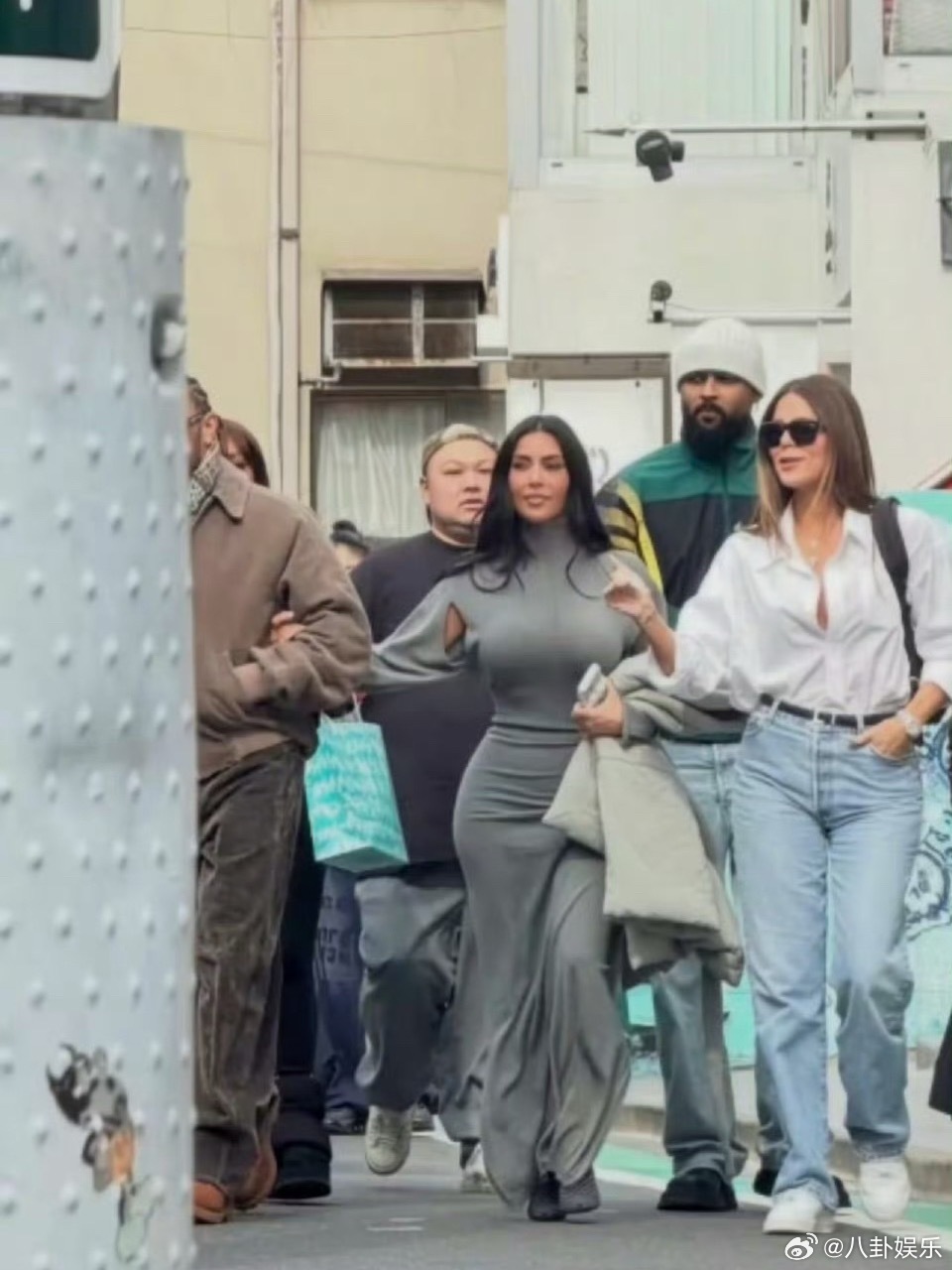 金卡戴珊汉密尔顿承认恋情  好家伙！汉密尔顿直接发了个东京漂移视频官宣，结尾金姐