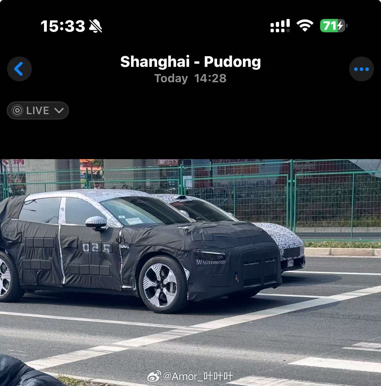 今天我同学在上海偶遇了台重伪装的小米 YU7 测试车，编号025，算比较早期的路