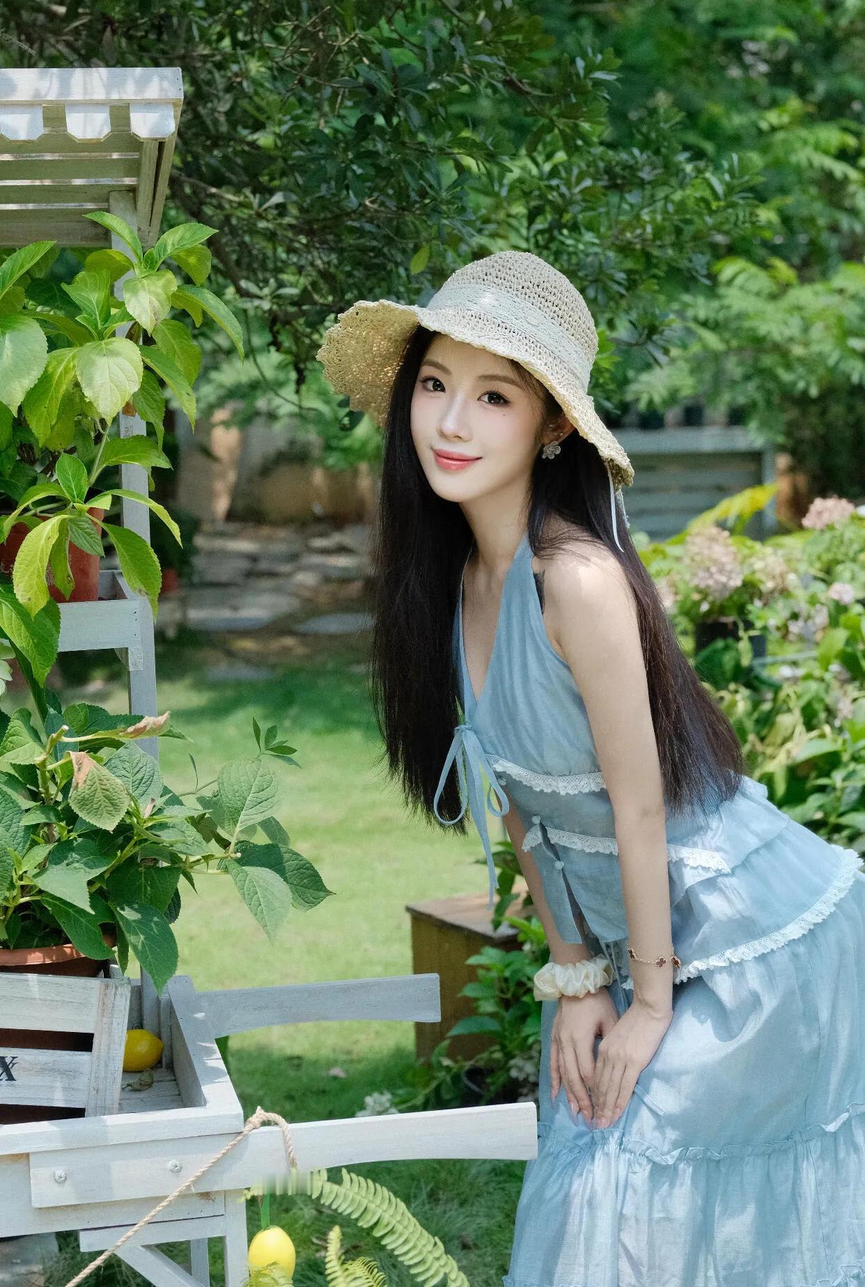 夏日清新穿搭草帽+蓝裙花园里的甜美少女时尚又清新穿搭