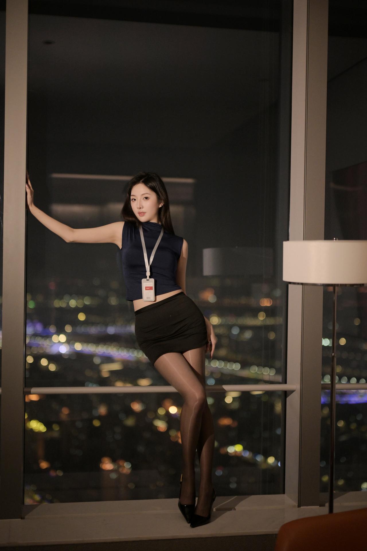 黑丝美女如同一朵朵黑色的玫瑰，神秘又迷人，让人不禁想要一探究竟。
《每一盏窗后，