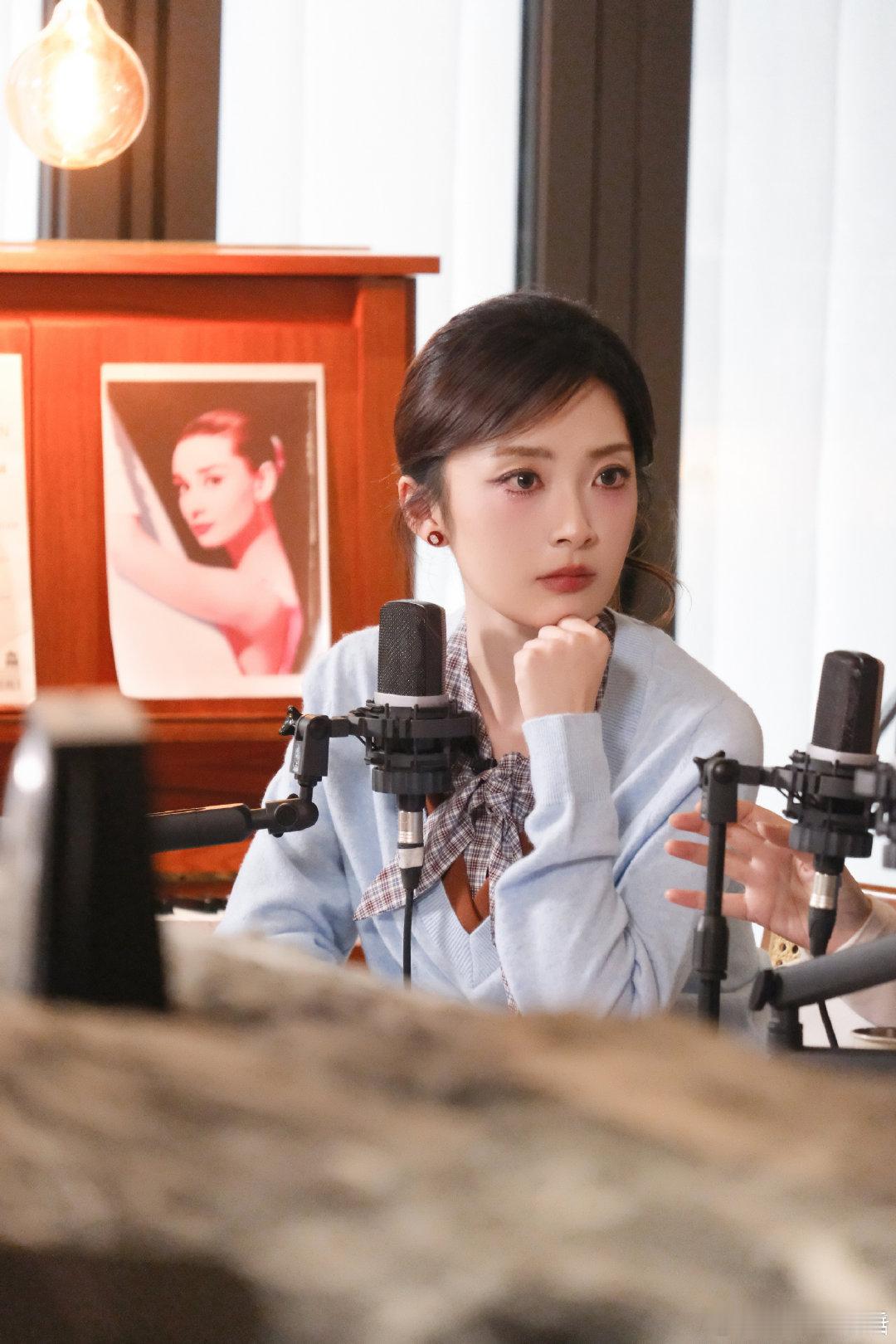 背后第二季定档湖南卫视背后背后2 满屏都是快剪爽感综艺的当下，愿意蹲下来做慢访谈