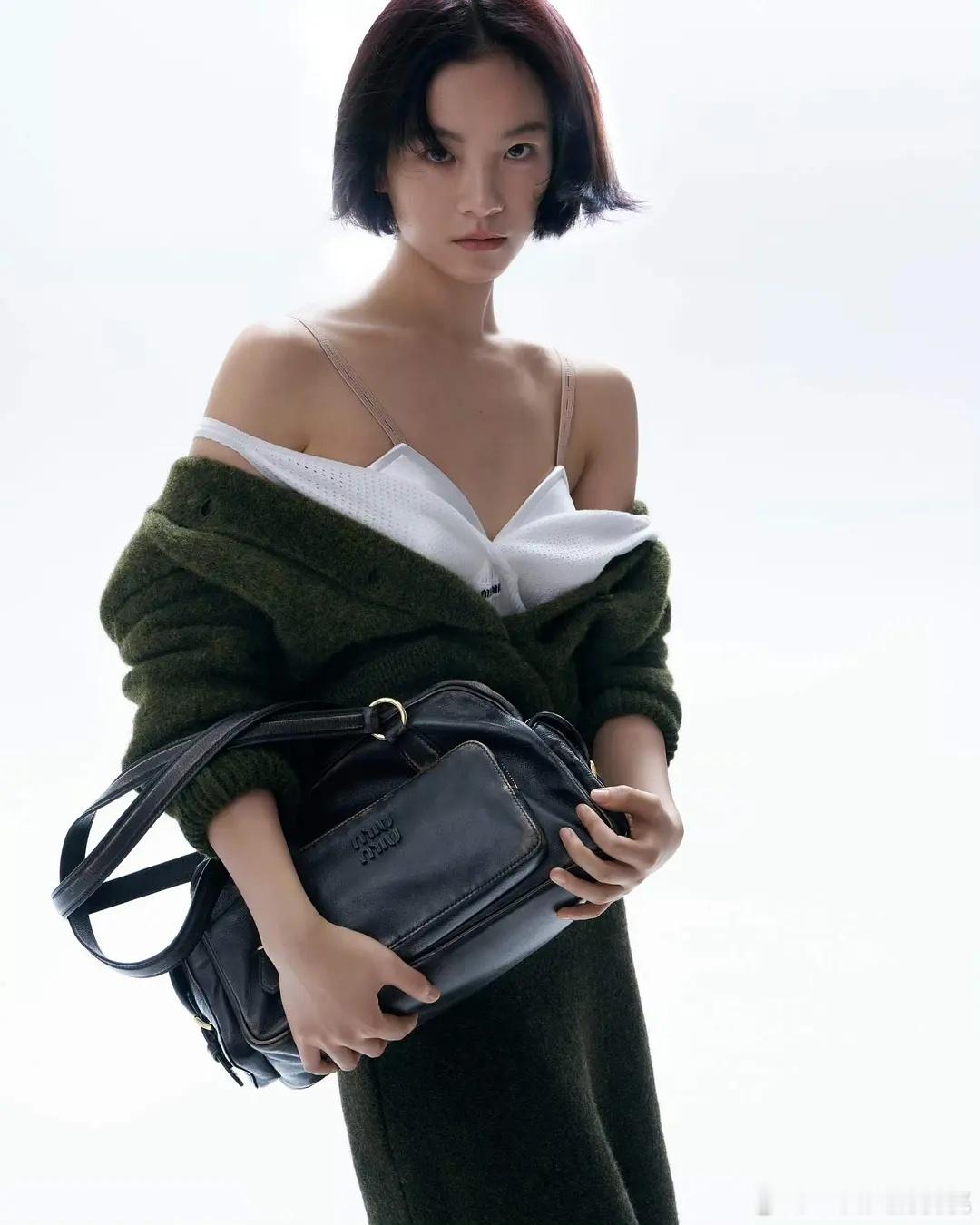 李庚希& MiuMiu 新官宣图，表现力怎么样miumiu签了三个00花 ​​​
