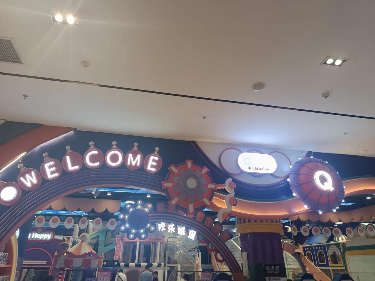 《宿新市徐公店》宋代诗人杨万里

篱落疏疏一径深，树头花落未成阴。

儿童急走追