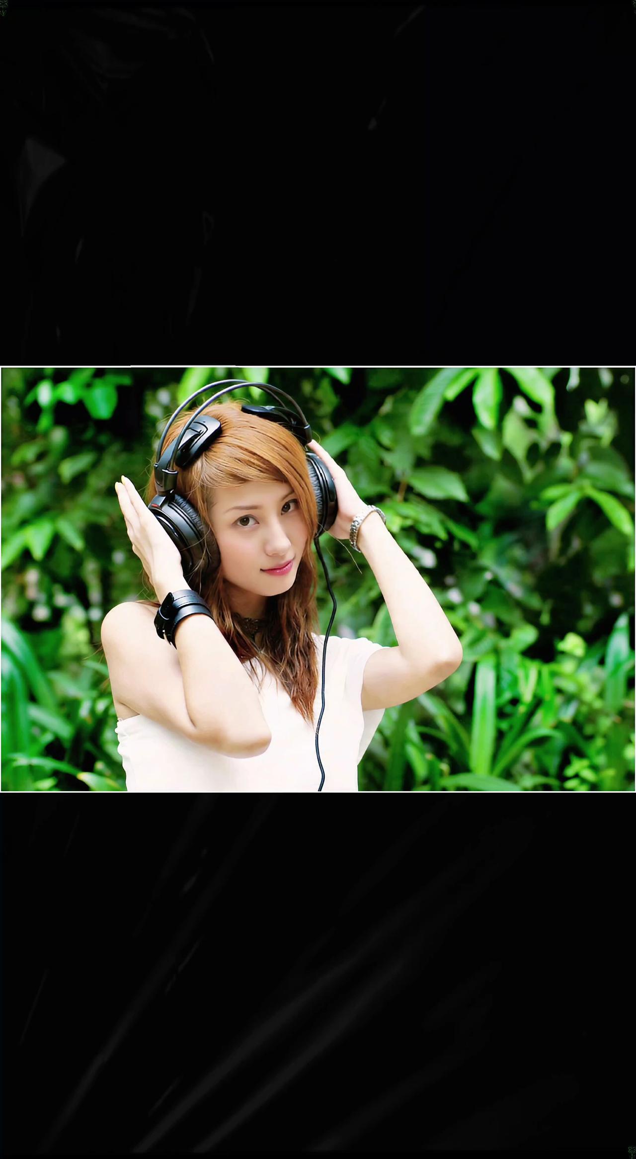 🎧当耳机咬住耳朵，整个夏天都成了单曲循环✨ 绿植是天然降噪棉，心跳跟着鼓点轻轻