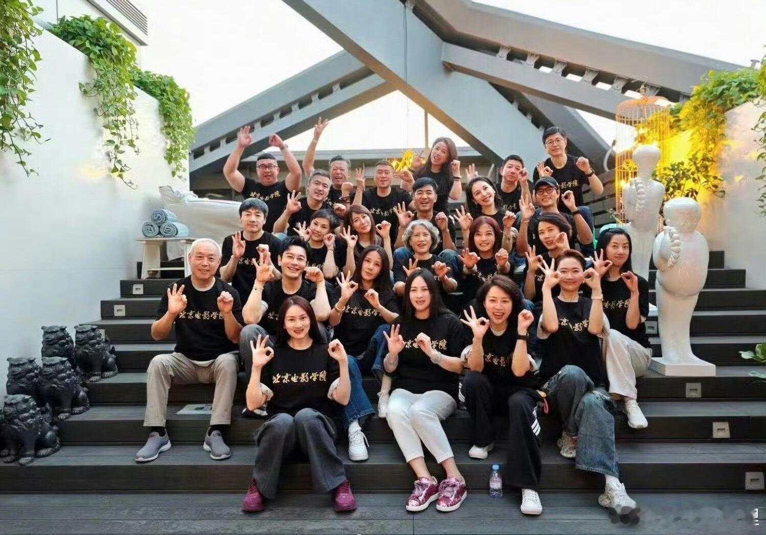 赵薇参加北电表演系96班聚会希望你越来越好虽然不能以导演之名但是更加期待你的作品