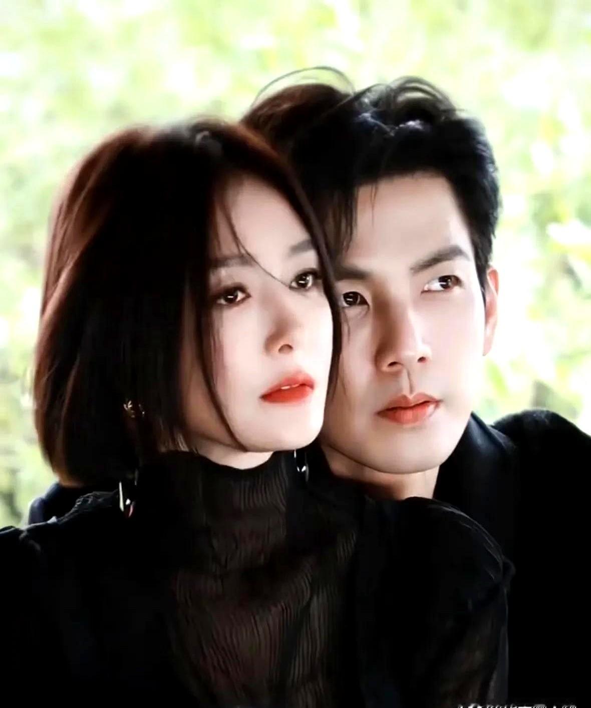 46岁秦岚，怎么还在演偶像剧？

最近看她的《亦舞之城》，搭档王鹤棣，甜腻的台词