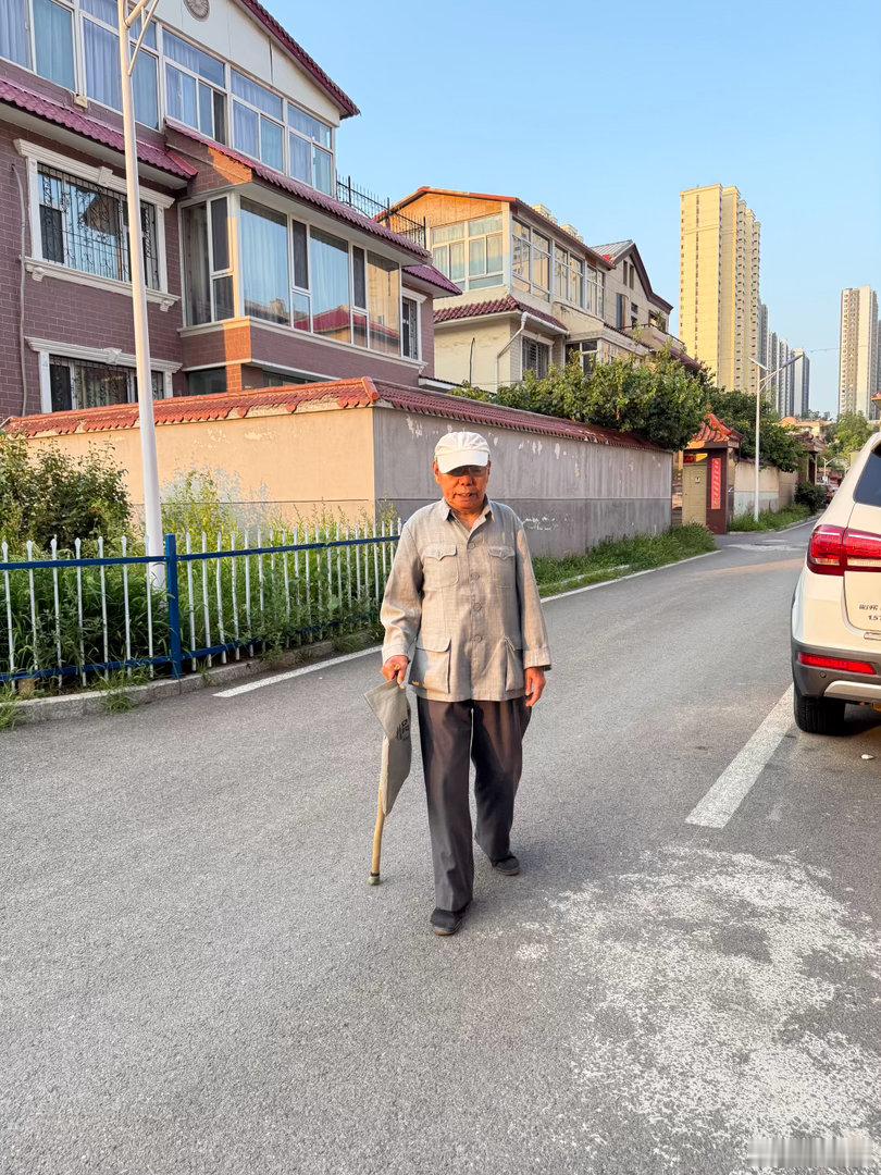 老人九十了，每天散步四大圈 