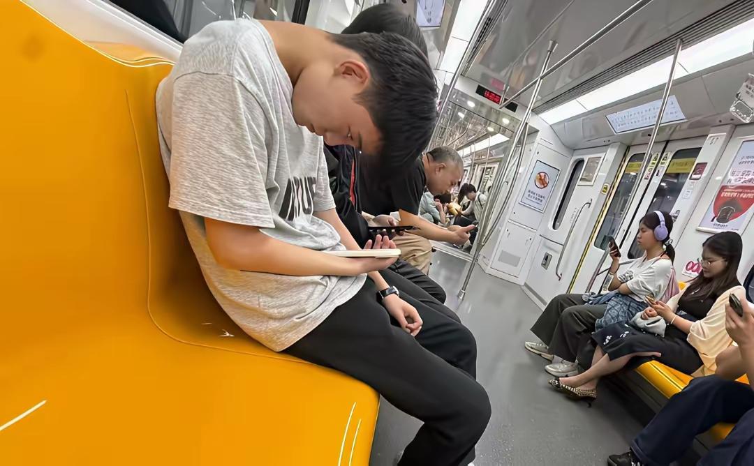 手机就要一百年前Los毒鸦片，夺走了一二代人的精神意志
