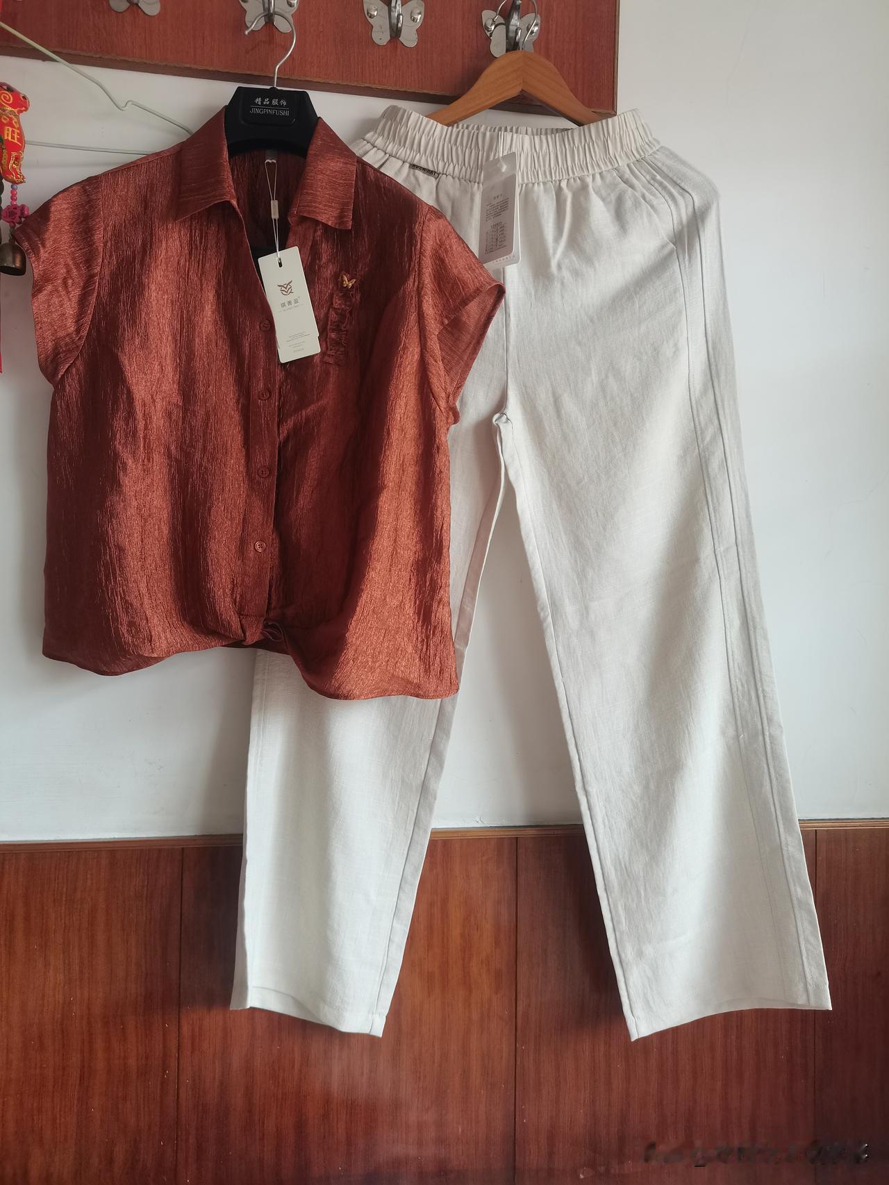 明知道现在已经不能穿了，但还是买了。
昨天去商场，发现夏季衣服大促销。
于是就买