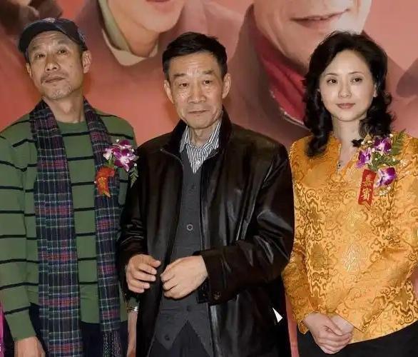 这张3人合照，我只认出了气度从容、清瘦干练的著名表演艺术家李雪健老师与戴着帽子与