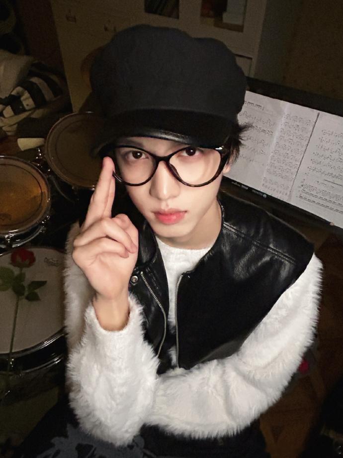 张桂源粉丝维权时代峰峻  张桂源粉丝就时代峰峻高会回复问题维权。敏感词管那么严，