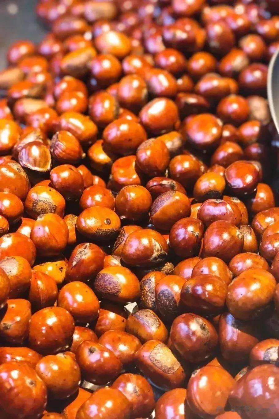 #秋日生活打卡季# 
#十月美食录# 
栗子和秋冬最配啦，栗子颗颗饱满，金黄油亮