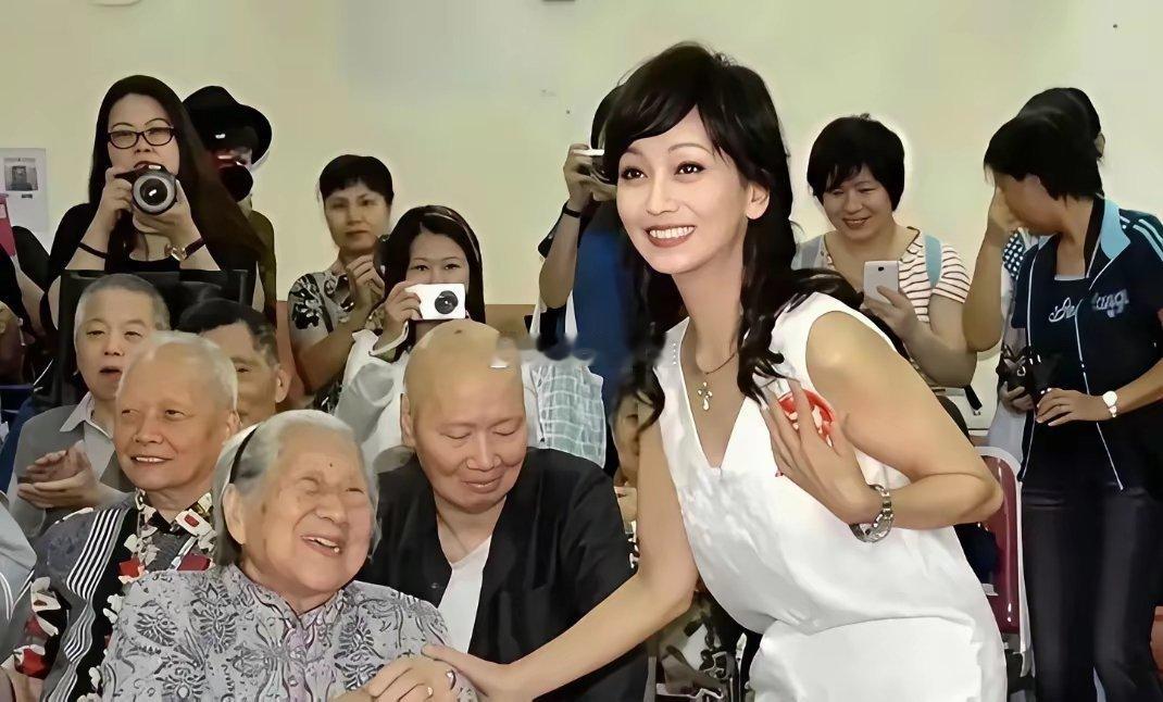 赵雅芝到敬老院慰问老人时的一幕 ​​​