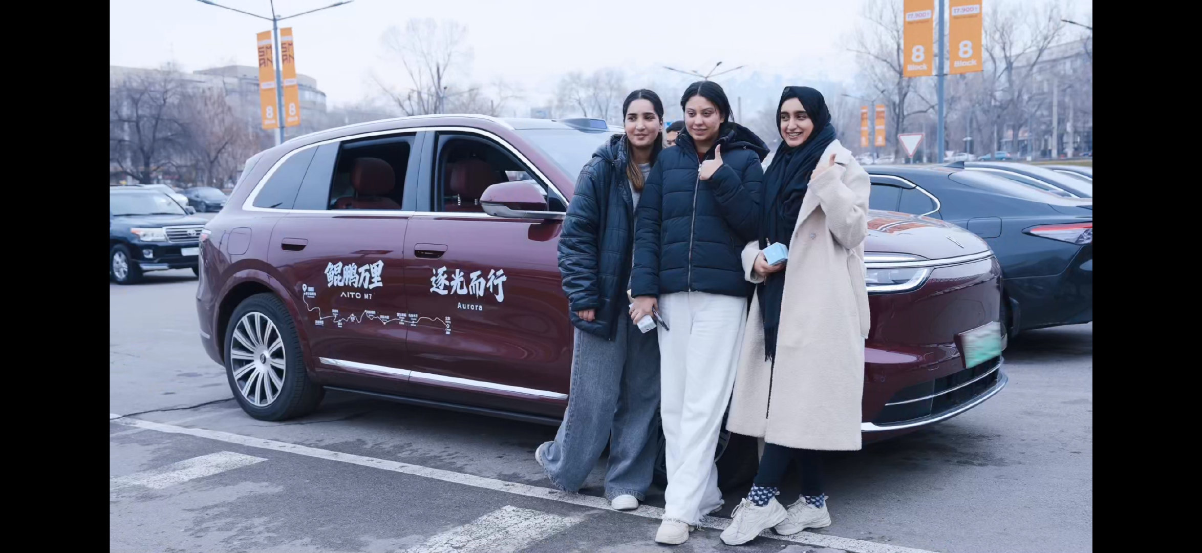 问界M7哈萨克斯坦引围观哈萨克斯坦街头焦点锁定！问界M7凭华为智驾+宽适空间适配