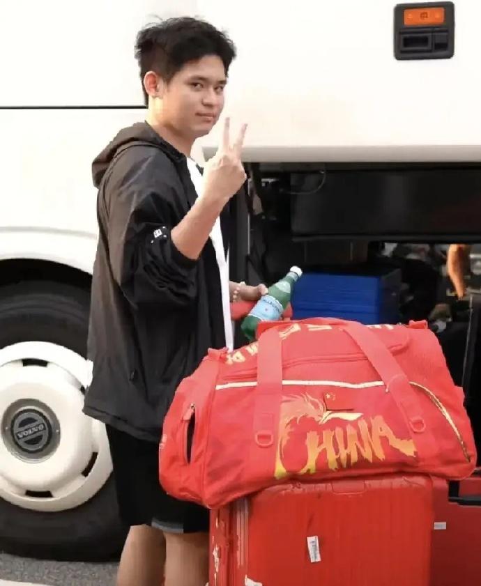 经过17个小时的飞行，国乒终于到达了瑞典的马尔默！
孙颖莎、王曼昱等都是哈欠连天