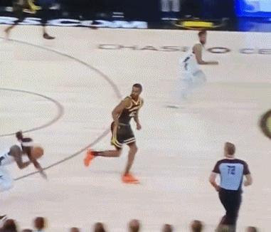 #NBA# 就是这么执着！贝弗利拍保罗屁股 保罗不让贝弗利拍屁股 贝弗利偏要拍保