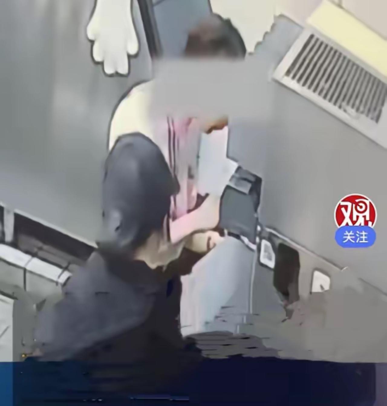 细思极恐！郑州女子高速喝可乐察觉异常，女儿一句话，揪出店员离谱操作

必须严惩！