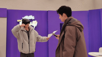 华晨宇 没想到有一天我会教舞蹈认真嘱咐舞蹈细节的样子，太戳人了！声鸣远扬